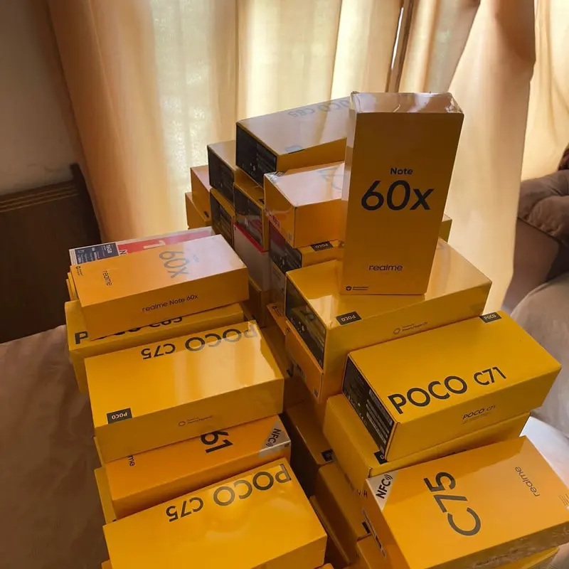 Pilha de caixas de celular lacradas