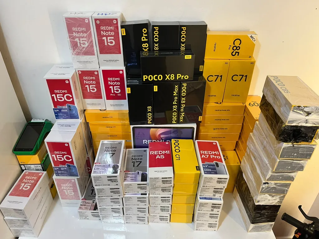 Caixas lacradas de celulares Redmi, Poco e Realme empilhadas